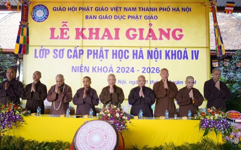 Chư tôn đức chứng minh lễ khai giảng Lớp Sơ cấp Phật học khóa IV