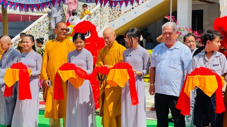 Cắt băng khánh thành ngôi Tam bảo chùa Hải Trường