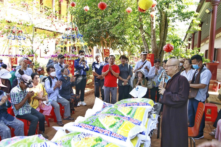 Hòa thượng Thích Chơn Nguyên thăm hỏi và động viên bà con khó khăn, tại chùa Bảo Tích - Ảnh: CTV