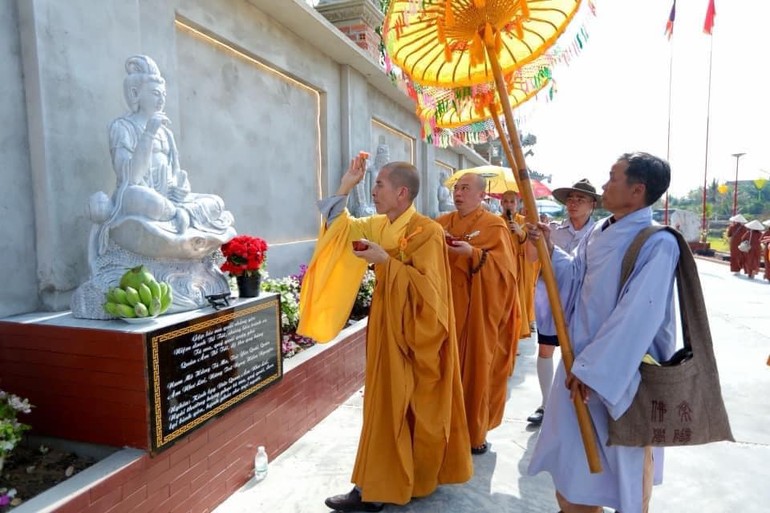 Sái tịnh, an vị tôn tượng Đức Quán Thế Âm trong khuôn viên chùa Thiên Bình