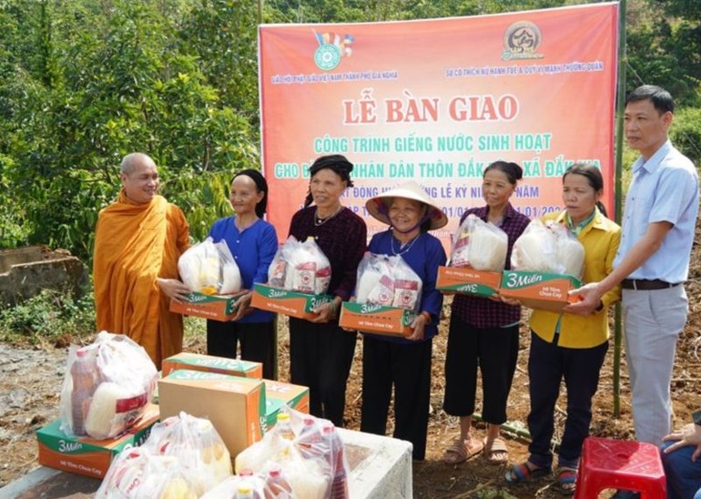 Bàn giao 1 giếng nước và trao quà đến bà con địa phương