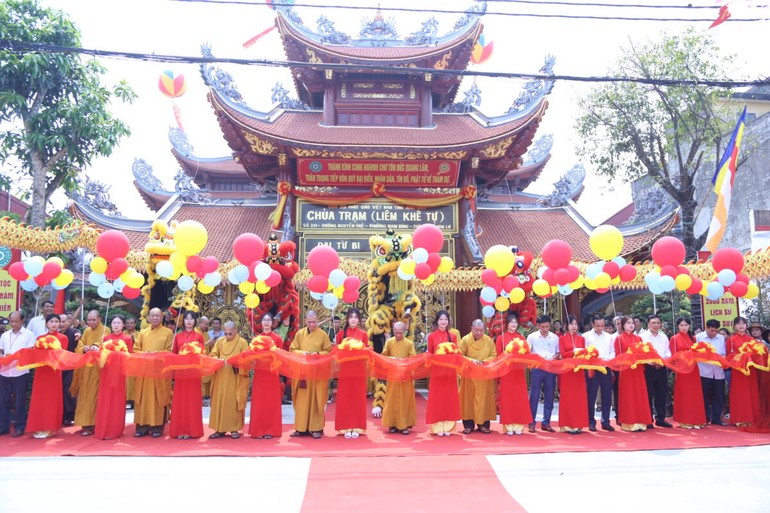 Cắt băng khánh thành ngôi Tam bảo và tam quan chùa Trạm