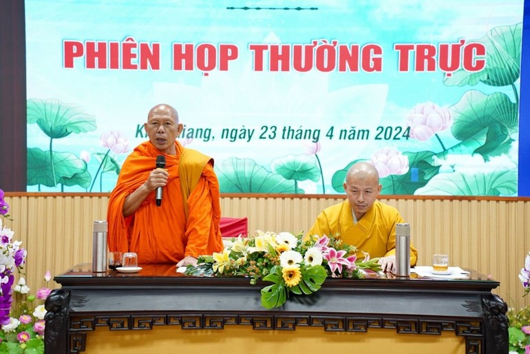 Hòa thượng Danh Đổng chủ trì buổi họp