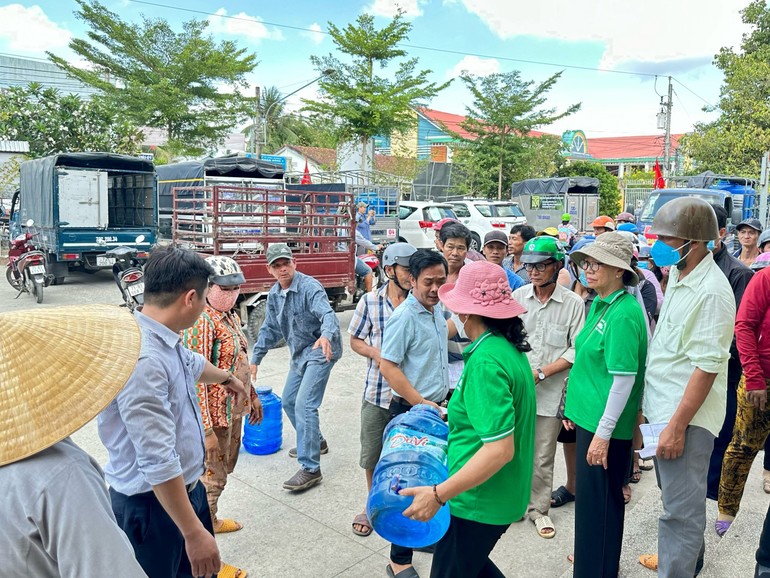 Bà con vùng nhiễm mặn nhận nước lọc từ đoàn từ thiện Linh Quang tịnh xá