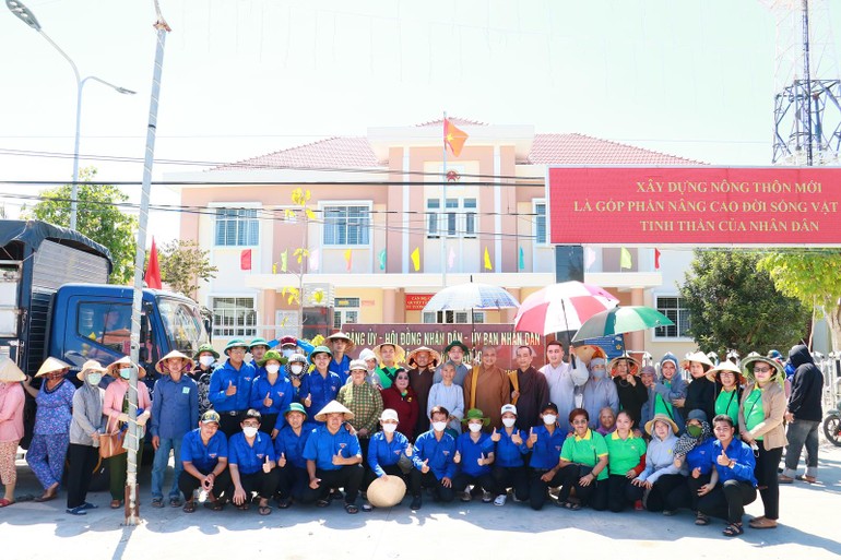 “Chuyến xe nghĩa tình - trao tặng nước đến vùng hạn mặn tỉnh Long An” có mặt tại H.Cần Giuộc