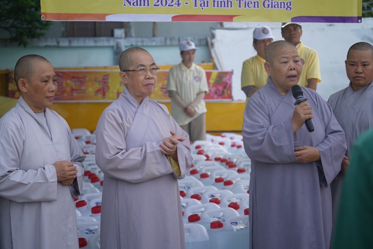 Đoàn Phân ban Ni giới T.Ư thăm và tặng nước ngọt đến bà con vùng nhiễm mặn tại tỉnh Tiền Giang - Ảnh: M.Trực