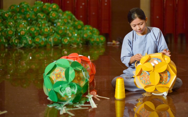 Bạn trẻ Đinh Thị Kim Anh, pháp danh Tuệ Phúc Thiên làm lồng đèn với tâm nguyện duy nhất đó là dâng lên cúng dường Đức Thế Tôn nhân dịp đản sinh của Ngài - Ảnh: Quảng Đạo