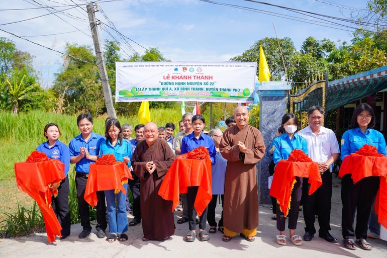 Cắt băng “Đường Hạnh Nguyện số 22” tại xã Bình Thạnh, H.Thạnh Phú - Ảnh: H.N