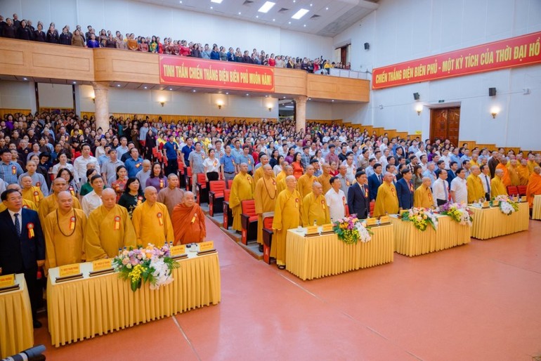 Chư tôn đức, quý khách thực hiện nghi thức chào Quốc kỳ, Đạo kỳ - Ảnh: Đăng Huy