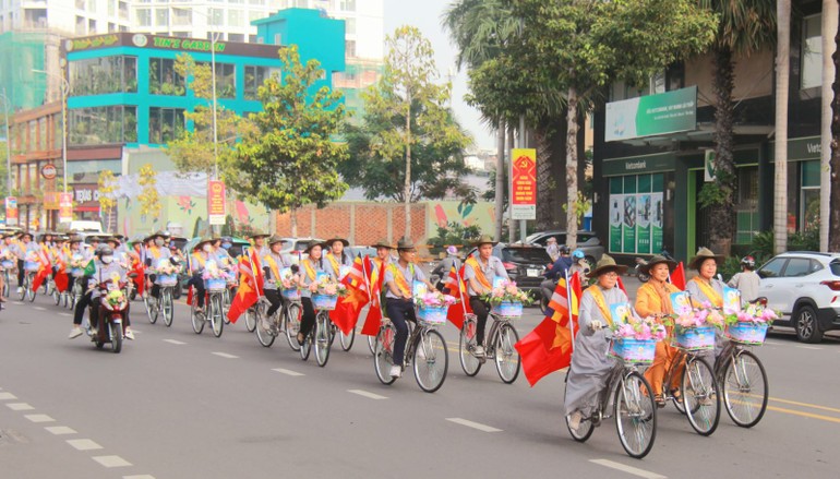 [Ảnh] Tăng Ni, Phật tử TP.Biên Hòa diễu hành xe hoa kính mừng Phật đản Phật lịch 2568