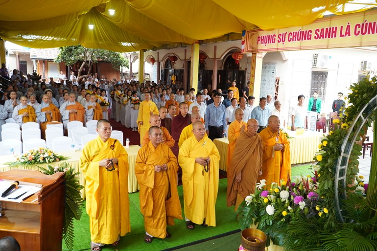 Chư Tăng, Phật tử, đại diện chính quyền tham dự Đại lễ Phật đản tại chùa An Lạc