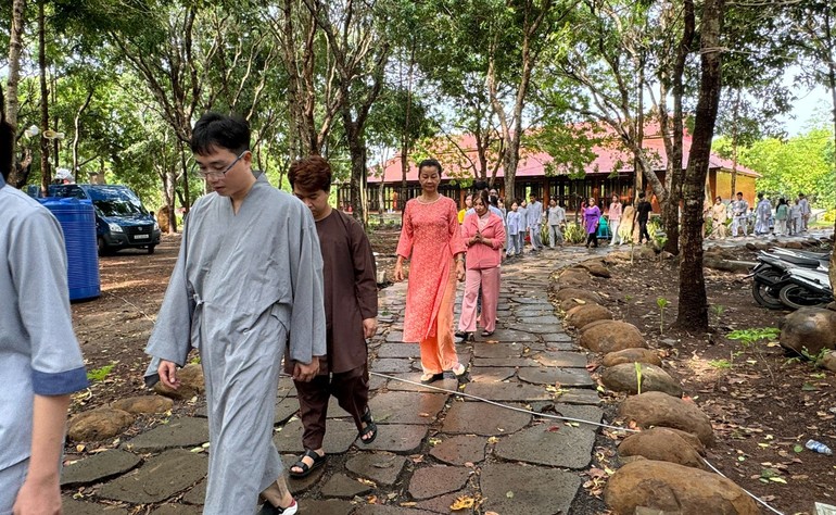 Thảnh thơi trong ngày cuối tuần tại chùa