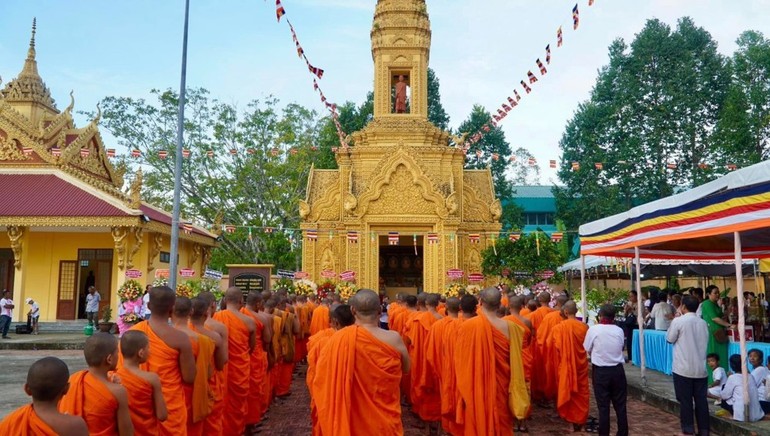 Chư Tăng tưởng niệm trước bảo tháp tưởng niệm 4 vị Hòa thượng (Khu di tích tháp Cù Là)