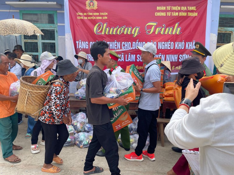 Đoàn từ thiện chùa Phật Ân trao quà đến các hộ nghèo H.Ninh Sơn (Ninh Thuận)