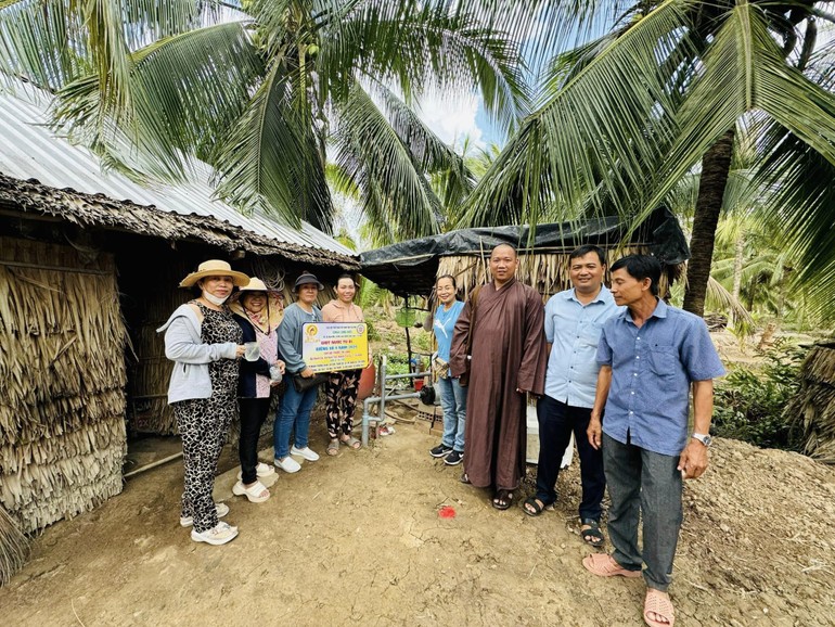 Đoàn từ thiện chùa Long Bửu bàn giao giếng khoan đến hộ nghèo