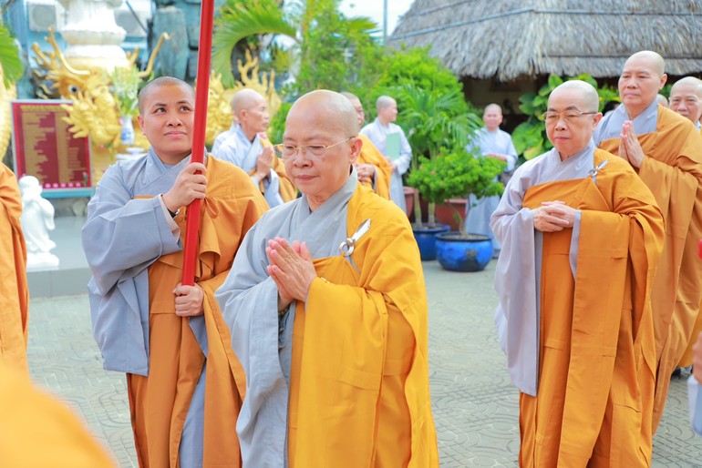 Chư hành giả Ni trường hạ chùa Liên Hoa cung đón chư Ni Phân ban Ni giới T.Ư thăm, sách tấn