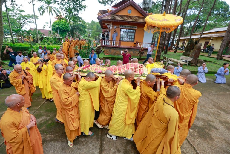 Môn đồ pháp quyến cung thỉnh nhục thân Hòa thượng từ hậu liêu đến Giác linh đường nhập kim quan