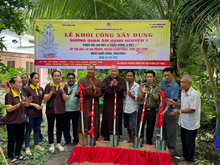 Khởi công xây dựng lộ bê-tông Quan Âm Hạnh Nguyện 1, tại ấp Trà Gút, xã Đại Phước - Ảnh: L.B