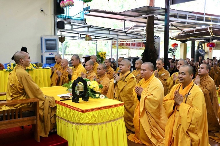 Đại diện hành giả cung thỉnh Hòa thượng Thích Thanh Điện làm ngôi Đường chủ trường hạ