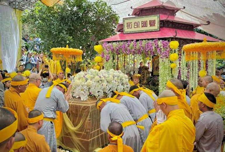 Môn đồ pháp quyến thành kính tiễn biệt kim quan Hòa thượng lần sau cuối