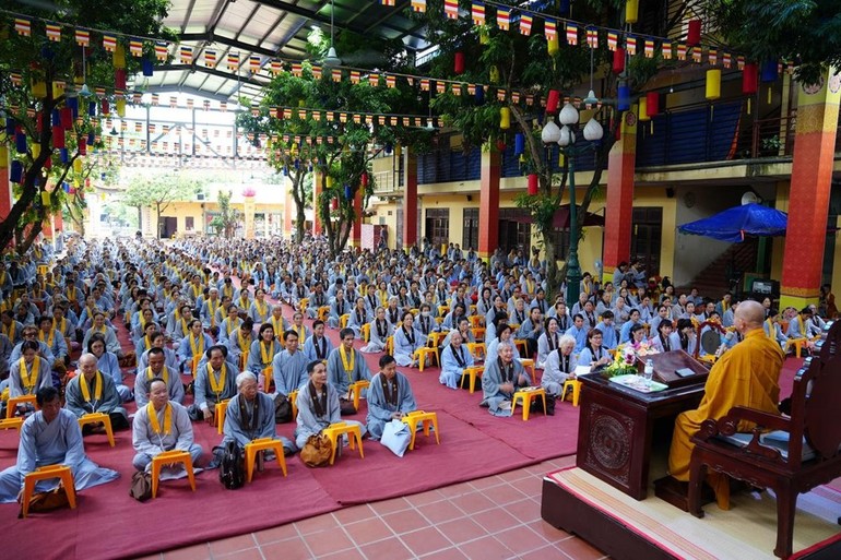 Đạo tràng Pháp Hoa phía Bắc tham gia khóa tu định kỳ tại chùa Bằng