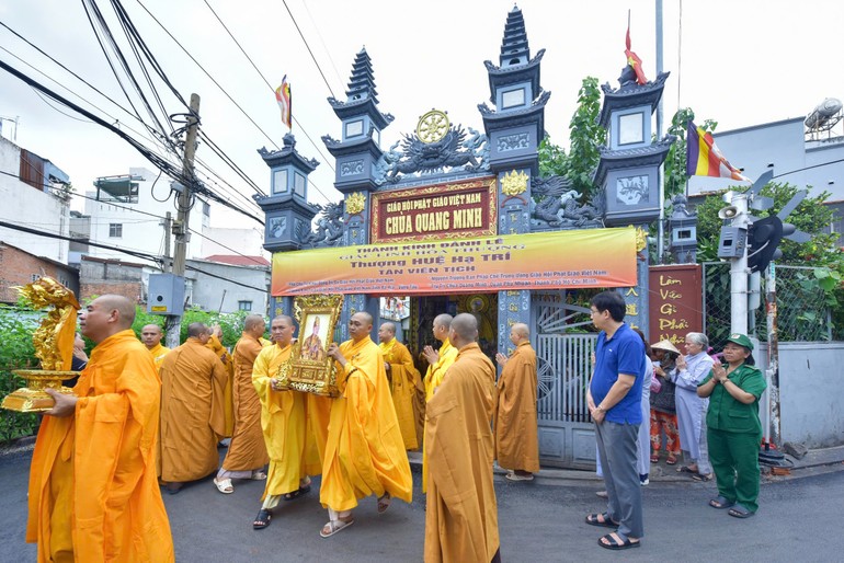 Môn đồ pháp quyến cung thỉnh linh mô, di ảnh Hòa thượng rời chùa Quang Minh sau khi yết Phật, Tổ - Ảnh: Quảng Đạo/BGN