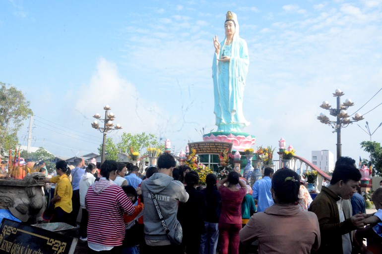 Phật tử cầu nguyện tại Thánh tích Quán Âm Phật Đài - TP.Bạc Liêu