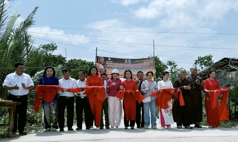 Cắt băng khánh cầy cầu bê-tông A Di Đà Đại Nguyện 24 - Ảnh: L.B