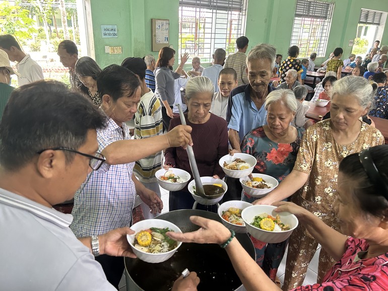 Bữa trưa vui vẻ của các cụ già tại trung tâm 