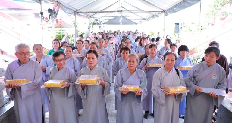 Đạo tràng Phật tử dâng pháp y cúng dường chư tôn đức Tăng Ni nhân mùa Vu lan - Báo hiếu