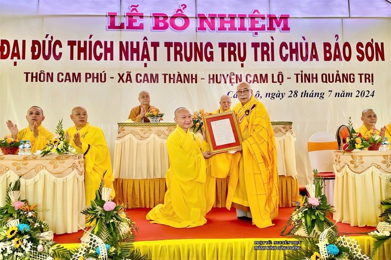 Hòa thượng Thích Thiện Tấn trao quyết định bổ nhiệm trụ trì chùa Bảo Sơn đến Đại đức Thích Nhật Trung