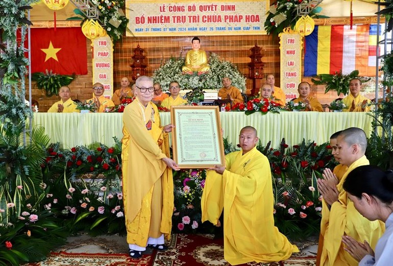 Hòa thượng Thích Châu Quang trao quyết định đến Đại đức Thích Nhuận Hà, tân trụ trì chùa Pháp Hoa