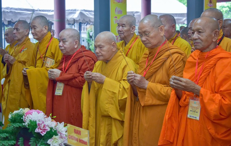 Chư tôn giáo phẩm Hội đồng Chứng minh, Hội đồng Trị sự thắp hương tưởng niệm Tuần tam thất Hòa thượng Thích Huệ Trí