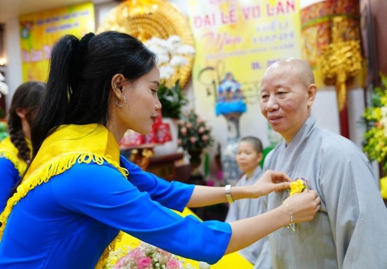 Phật tử cài hoa hồng Vu lan trong chương trình Đại lễ Vu lan chùa Trăm Gian