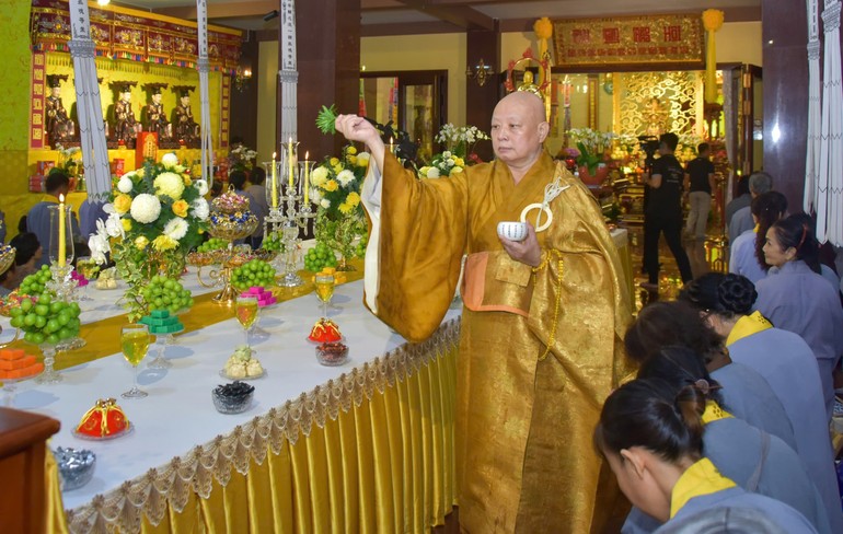 Hòa thượng Thích Lệ Trang sái tịnh đàn tràng Vu lan tại Việt Nam Quốc Tự