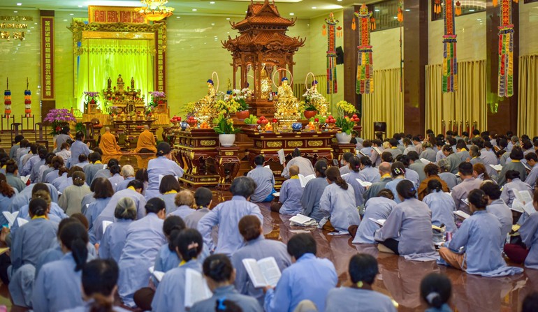 Chư Tăng, Phật tử trang nghiêm trì tụng Mục Liên sám pháp, tại Pháp hội Vu lan, vào tối 11-7-Giáp Thìn - Ảnh: Quảng Đạo/BGN