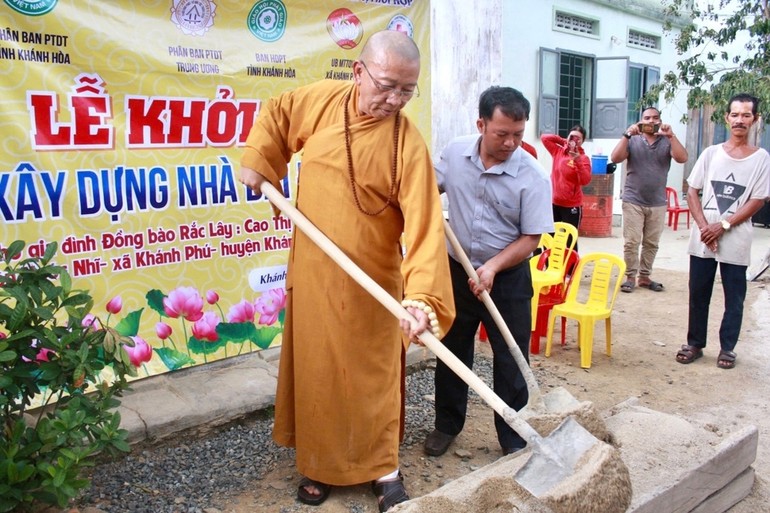 Thực hiện nghi thức khởi công xây dựng nhà đại đoàn kết