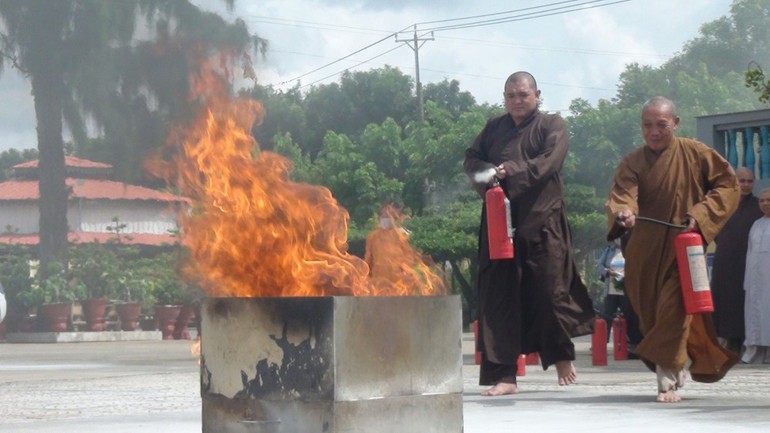 Chư Tăng thực tập chữa cháy bằng bình chữa cháy cầm tay