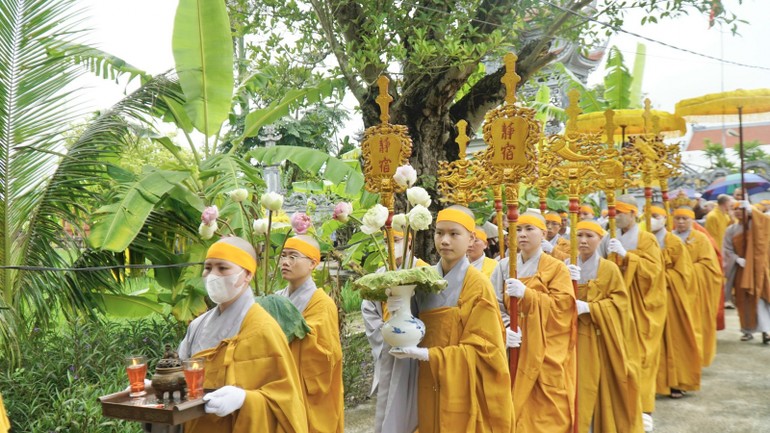 Môn đồ pháp quyến cung thỉnh kim quan nhập bảo tháp trong khuôn viên chùa Phúc Lâm