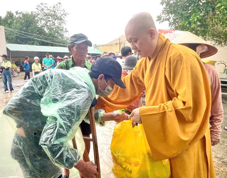 Thượng tọa Thích Huệ Định, trụ trì chùa Sơn Bửu trao quà đến người nghèo