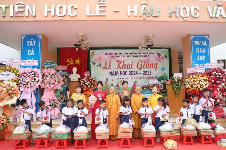 Tịnh xá Ngọc Tánh trao quà cho thiếu nhi có hoàn cảnh khó khăn nhân ngày khai giảng năm học mới