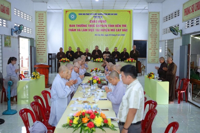  Đoàn Ban Trị sự GHPGVN tỉnh đến thăm, làm việc với Ban Trị sự Phật giáo H.Mỏ Cày Bắc