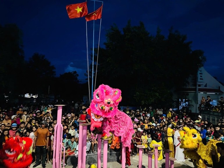 Múa lân trong "Vui Trung thu" cùng các em thiếu nhi tại UBND xã Xuân Quang 2, H.Đồng Xuân, tỉnh Phú Yên