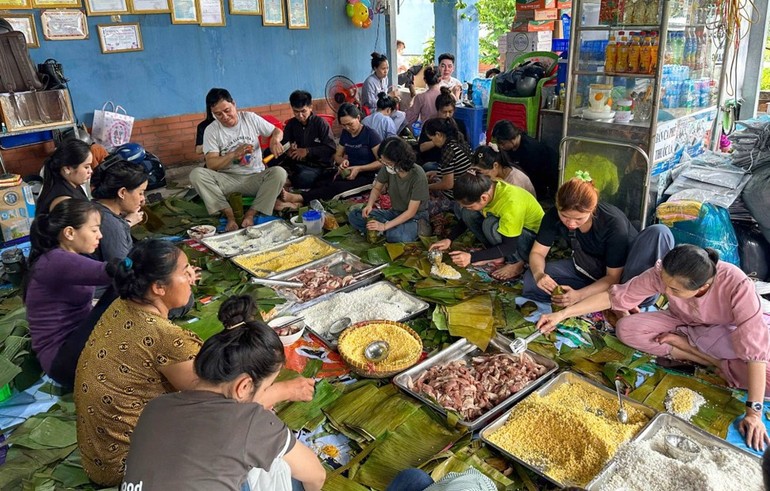 Các Phật tử trẻ, tình nguyện viên từ nhiều nơi đến cùng gói bánh chia sẻ đến đồng bào miền Bắc