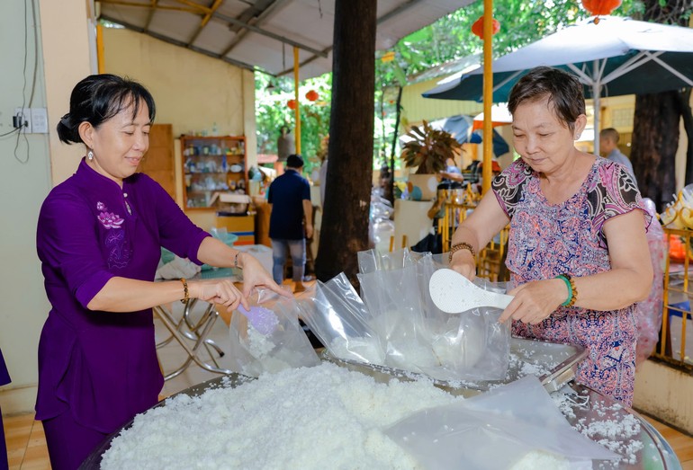 Phật tử cẩn thận gói cơm và hút chân không gởi ra vùng lũ miền Bắc