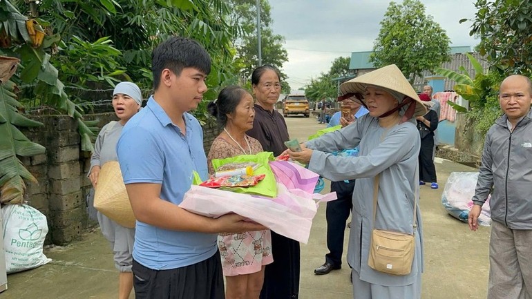 Đoàn chia sẻ đến bà con vùng bão lũ xã Hiền Lương