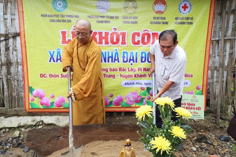 Thực hiện nghi thức động thổ xây dựng nhà Đại đoàn kết do chùa Kỳ Viên Trung Nghĩa tài trợ