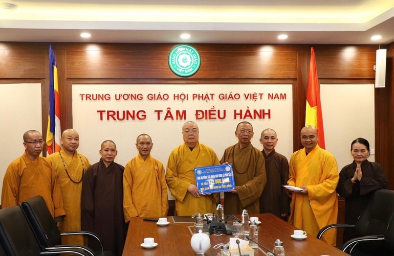 Phân ban Phật tử Dân tộc T.Ư trao ủng hộ đồng bào vùng bão lũ 