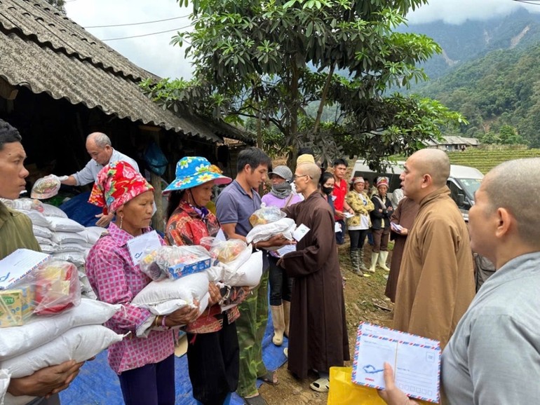 Đoàn chùa Tân Long, tỉnh Bình Định trao quà đến đồng bào tỉnh Lào Cai