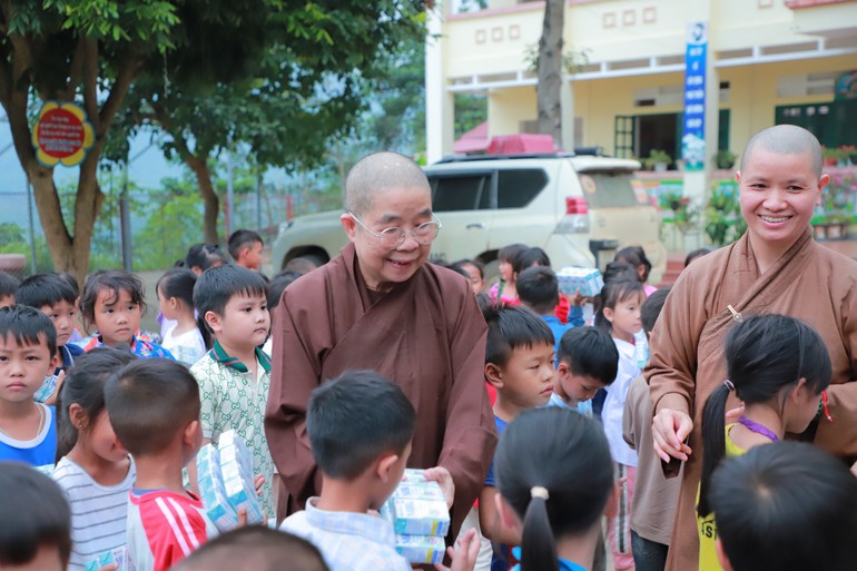 Ni trưởng Thích nữ Nhật Khương trưởng đoàn với các học sinh Trường Dân tộc Bán trú Tiểu học Nậm Mòn 1